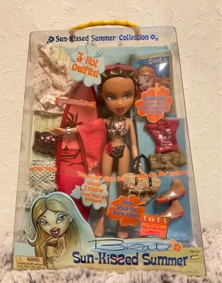  BRATZ Sun Kissed Summer Yasmin Doll 3 Hot Outfits Swimsuit Accessories Set 