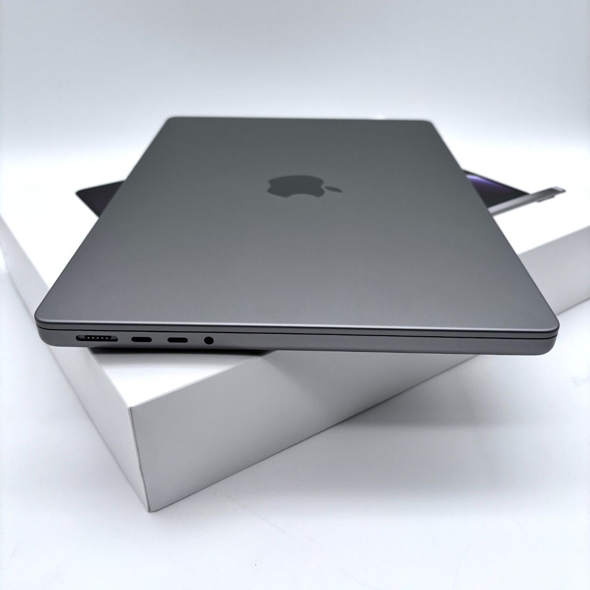 Apple MacBook Pro 14 Apple MacBook Pro 14