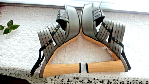 Preciosa sandalia italiana Fornarina 100 % cuero caqui y negra talla UK 3 RRP £144 - Imagen 2 de 11
