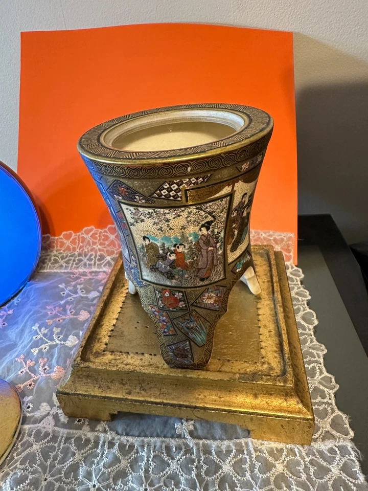 FRASCO CUBIERTO TRÍPODE SATSUMA JAPONÉS DE FINALES DEL SIGLO XVIII POR EL MAESTRO ARTISTA SHUZAN. Foto 3 de 4