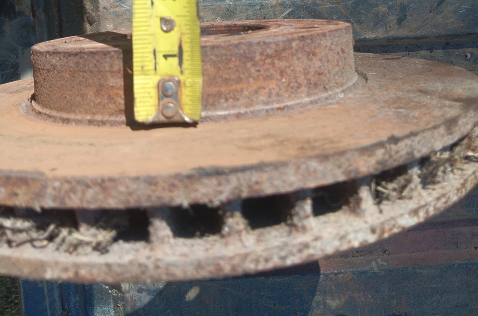 Rotor de freno delantero del lado del pasajero de un Oldsmobile Toronado 1970 Foto 3 de 4