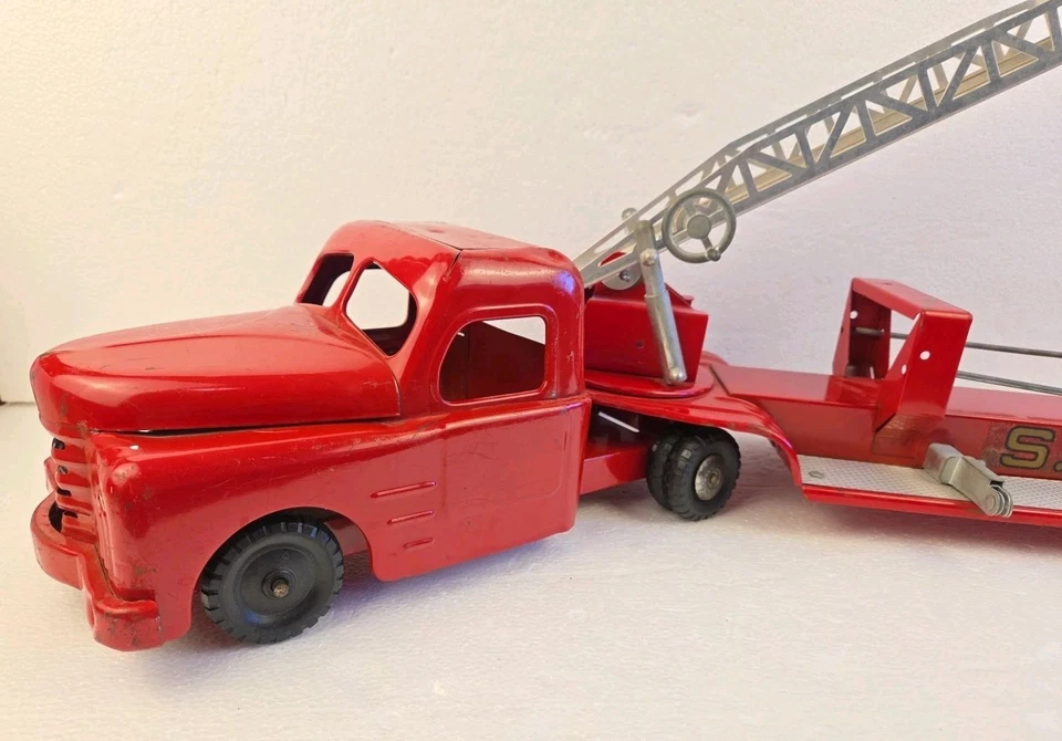1950s STRUCTO FIRE DEPT PRESSED STEEL "S.F.D." AERIAL LADDER TRUCK - Image 2 of 4