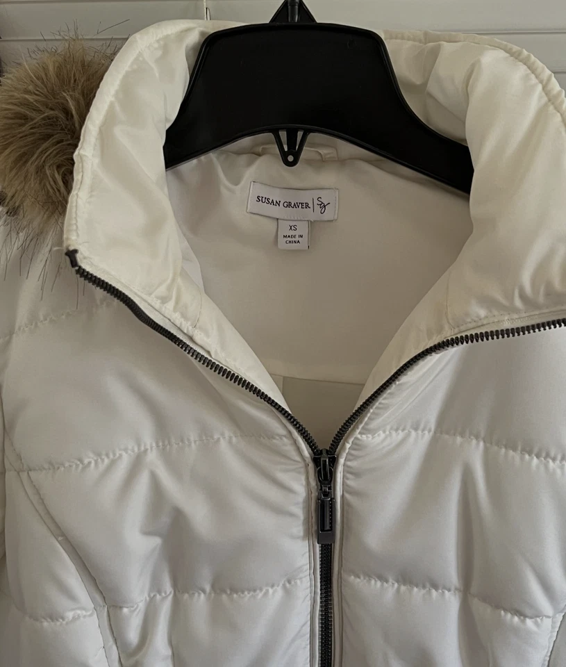 SUSAN GRAVER CASACO ACOLCHOADO FEMININO BRANCO LONGO COM CAPUZ TAMANHO XS, EXCELENTE ESTADO - Imagem 3 de 4
