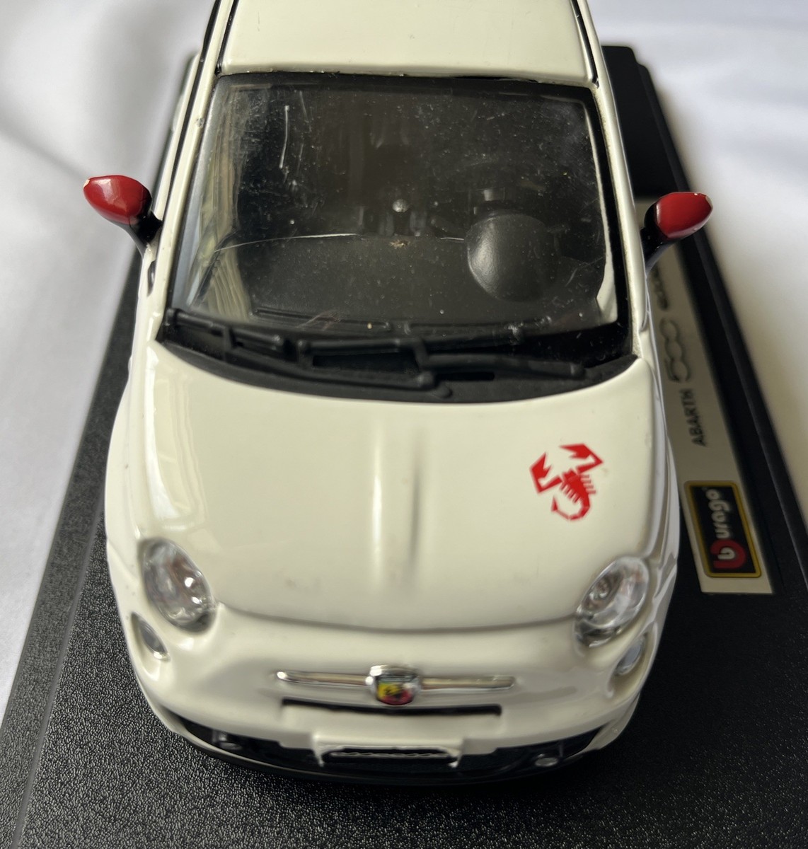 Burago Abarth 500 in White 1:24 Scale Diecast Model Car 2008yr
