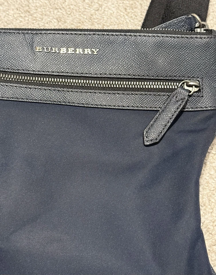 Bolsa tiracolo masculina de náilon azul Burberry - Imagem 2 de 4