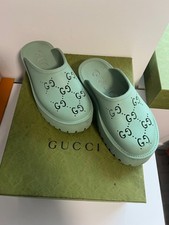 gucci green platform slides with logo on top