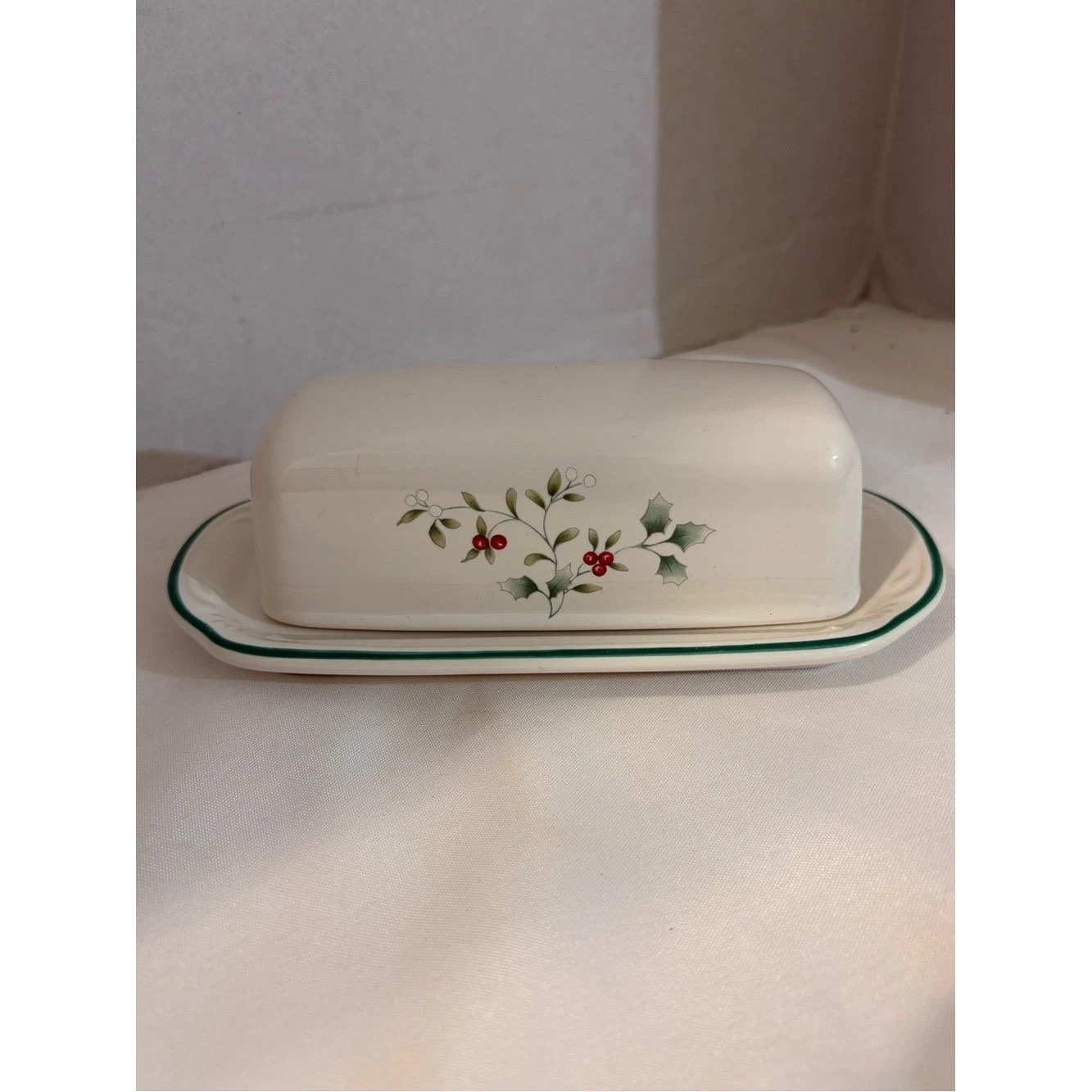 Pfaltzgraff Winterberry covered butter dish classic holly berry White with Green