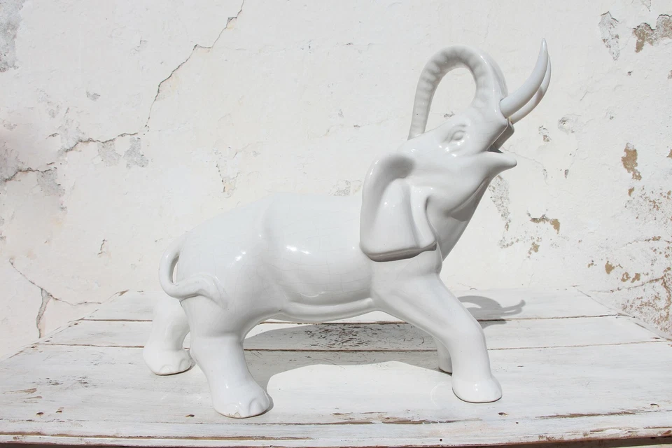 Estatuilla de elefante de mediados de siglo, loza esmaltada craquelada, portuguesa Foto 2 de 4