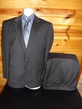 JOS A BANK SIGNATURE COLLECTION Size 42R 34X28 GRAY PINSTRIPED WOOL SUIT