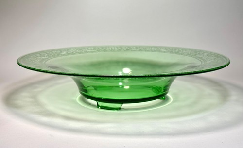 Tazón para servir Fostoria Royal verde uranio tres patas borde grabado - Imagen 8 de 14