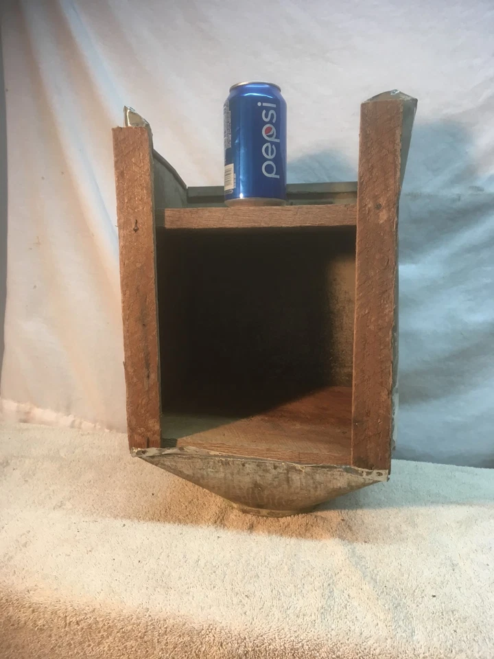 Primitve Gabinete de Cocina Metal Estante Cubo de Harina Decoración de Casa de Campo Foto 3 de 4