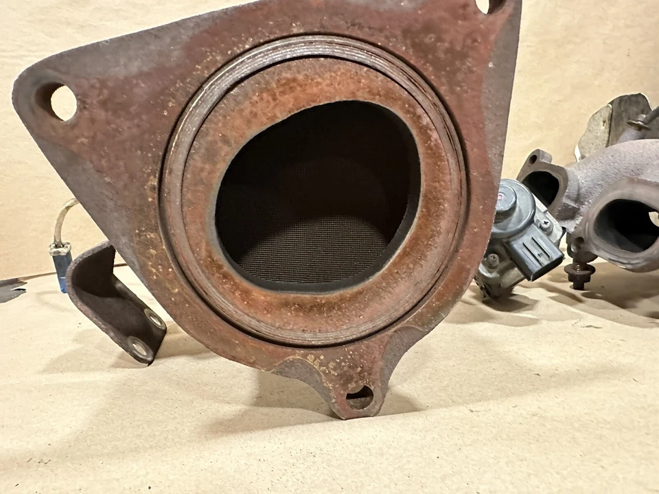 Mercury Milan 2010 fabricante de equipos originales colector de escape derecho y convertidor catalítico 3,0 V6 usado Foto 4 de 4