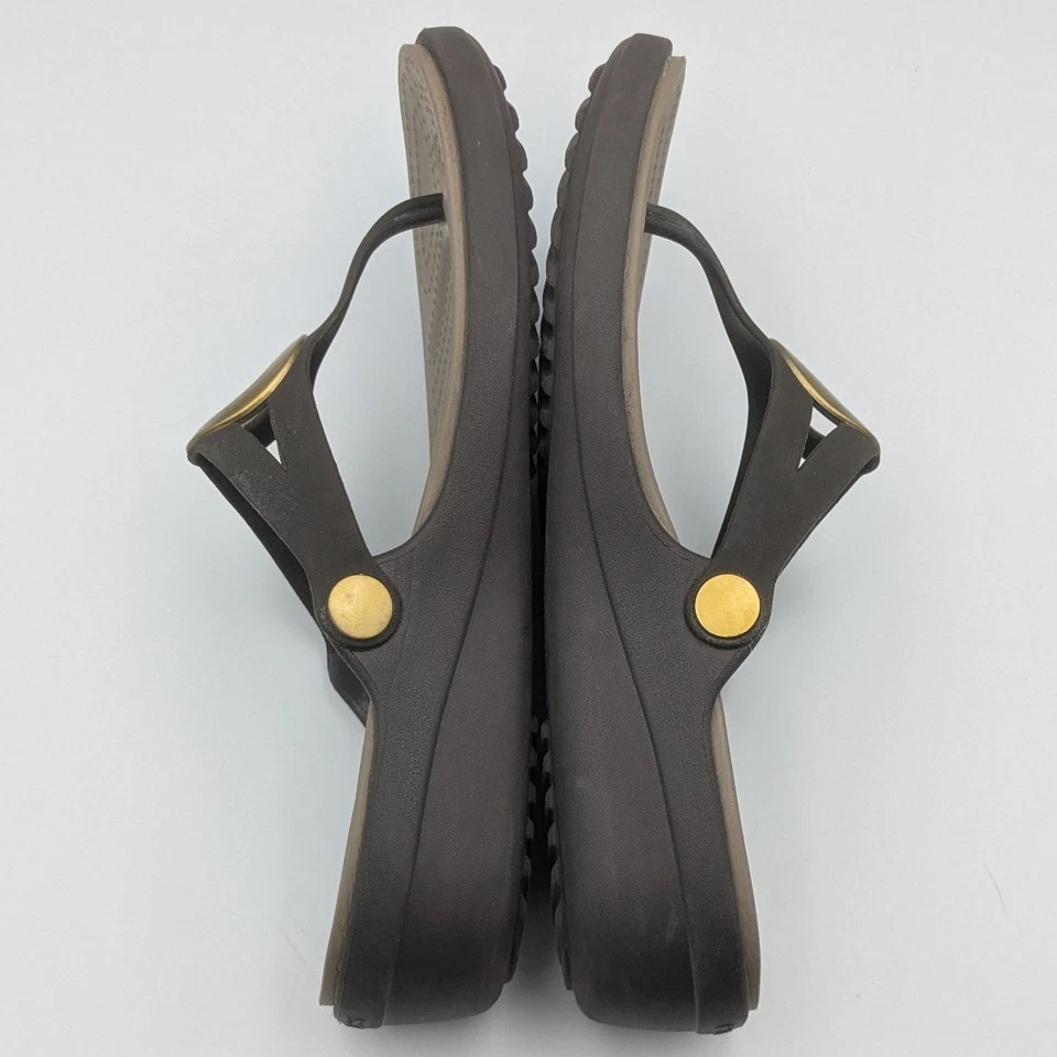 Sandalias Crocs Sanrah Tanga Cuña Chanclas Dorado Marrón Boho Resortwear Para Mujer 8 Foto 3 de 4