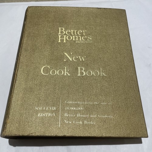 Vintage Better Homes & Gardens New Cookbook Gold Souvenir Edition Ring Binder