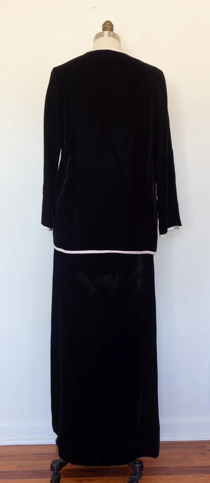 Conjunto Chaqueta Falda Terciopelo Victoria Royal Ltd De Colección Negra con Bordes Marfil Satinado Ws 12 Foto 2 de 4
