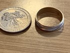 VINTAGE MID CENTURY ETCHED TWO TONE 14K YELLOW & WHITE GOLD BAND RING SZ 7 — photo 4