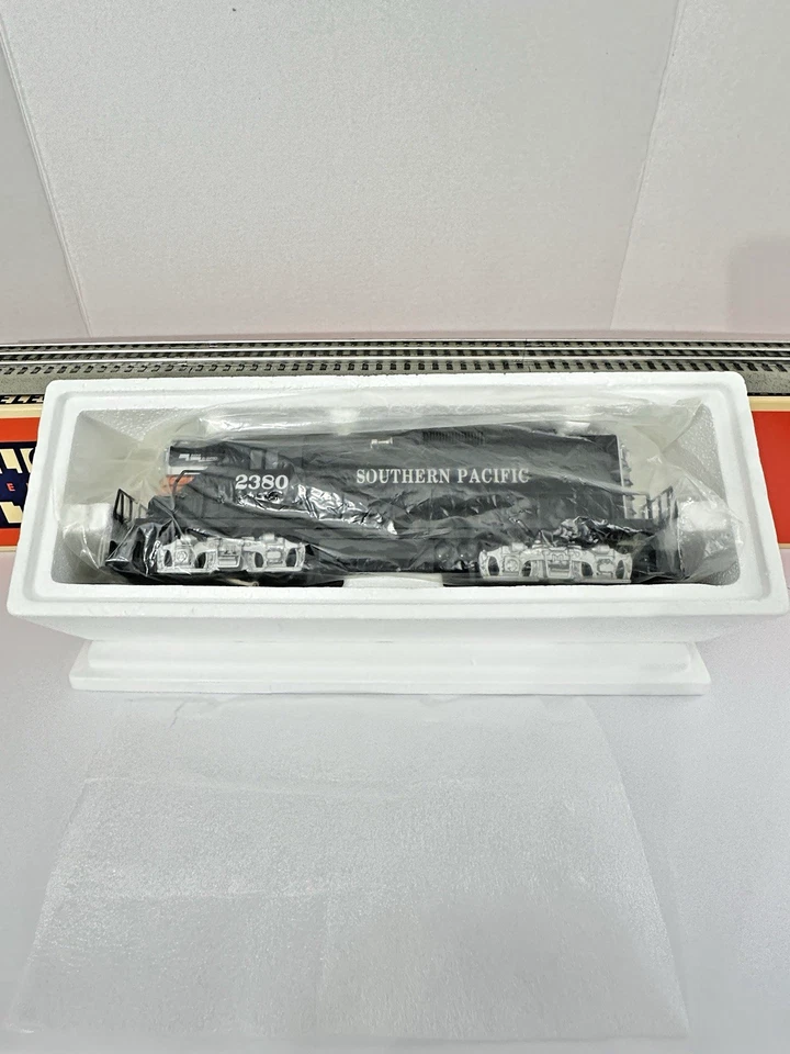 Lionel 6-18562 Southern Pacific GP-9 Locomotive & (3) Madison cars 6-19024-26 - Image 3 of 4