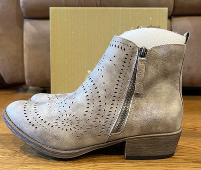Very G Women s Lisette Cream Ankle Boot Size 9.5 NWB 