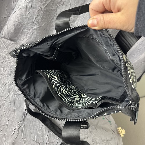 Fabletics - Mini Grip Duffle imprimé zèbre noir et blanc - Mini sac de sport (10,5"X7") - Photo 5/7