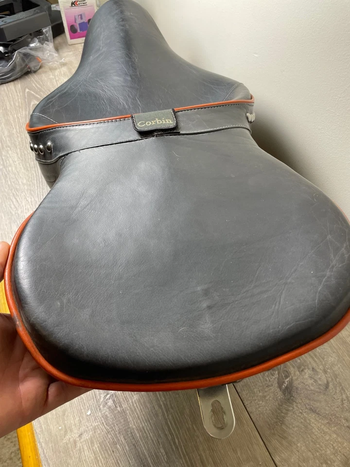 1991-1995 Harley Davidson Dyna Corbin Gunfighter & Lady Seat 283 Black Red Foto 4 de 4