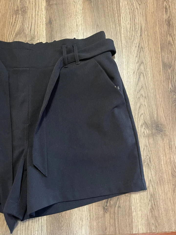Pantalones Cortos Maurices, Para Mujer Talla Grande, Negros, Cintura Corbata, Bolsillos Foto 4 de 4