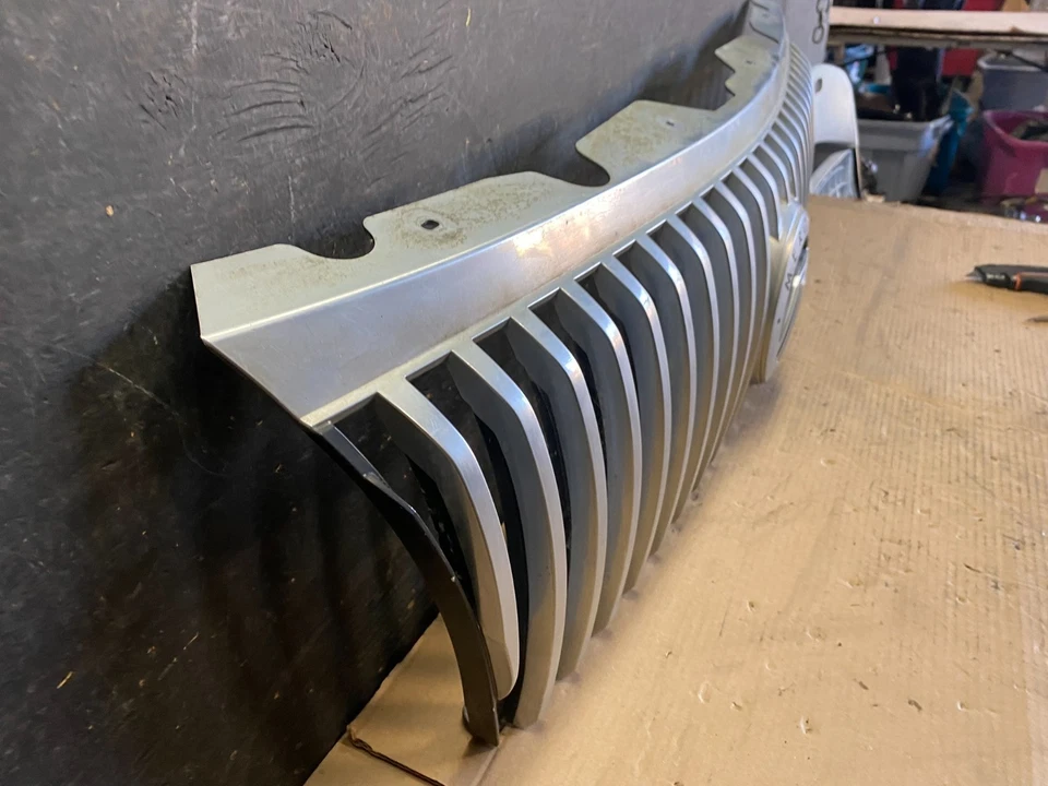 Parrilla superior delantera Mercury Mountaineer 2006 a 2010 OEM R2157 DG Foto 3 de 4