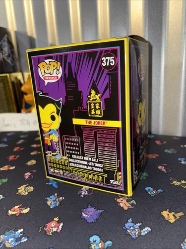 Funko Pop: DC - The Joker #375 Black Light ASIA 2023 Oficial SDCC Hero’s Clean - Imagen 4 de 9
