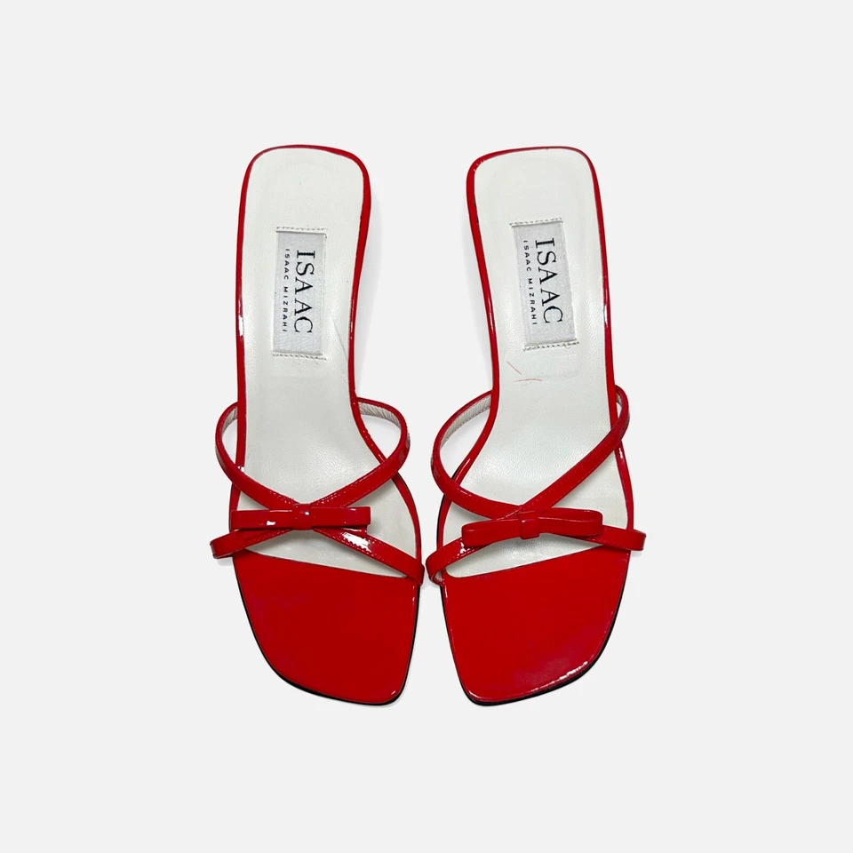 Sandalia vintage años 90 Isaac Mizrahi Italia charol rojo arco tacón gatito 5,5 B Foto 3 de 4