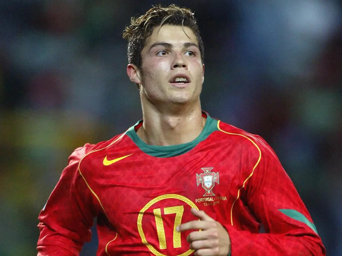 PORTUGAL HOME 2004 - FOOTBALL SOCCER - C. RONALDO # 17 - XL (Run