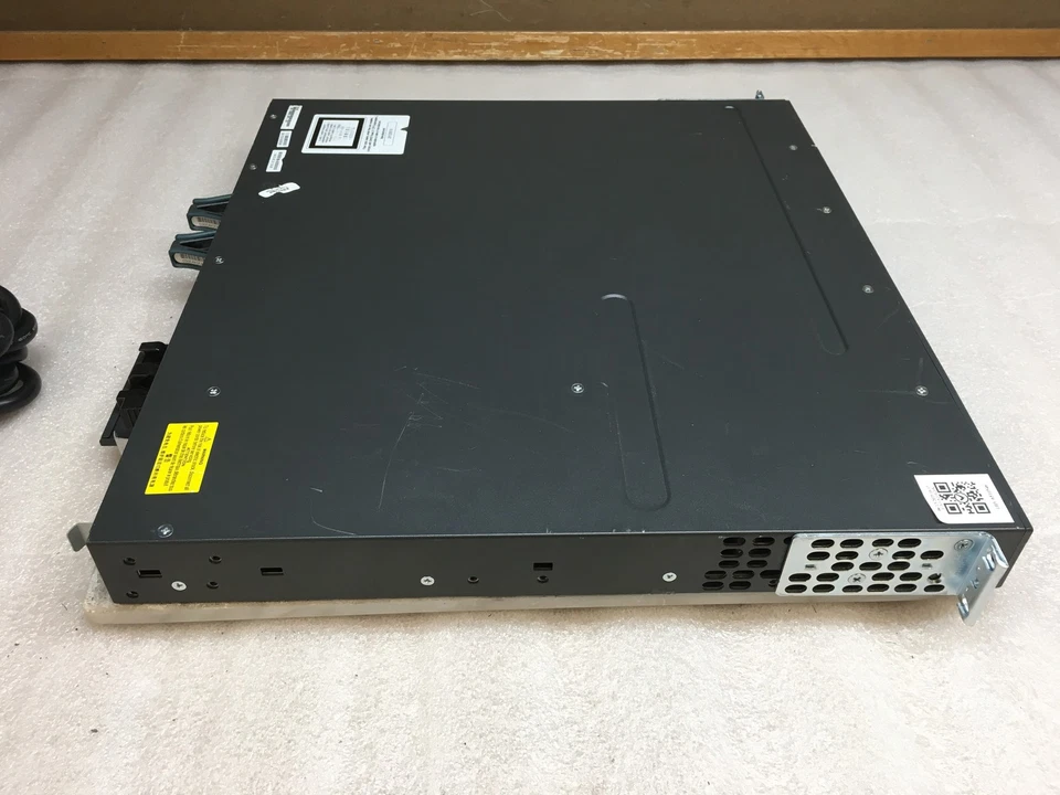 Conmutador de 24 puertos Cisco Catalyst serie 3560-X WS-C3560X-24P-L V02 PoE+ C3KX-NM-1G Foto 4 de 4