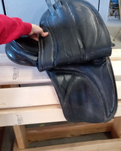 16.5" - 17" M to MN Bates Dressage saddle, black leather - Picture 3 of 12