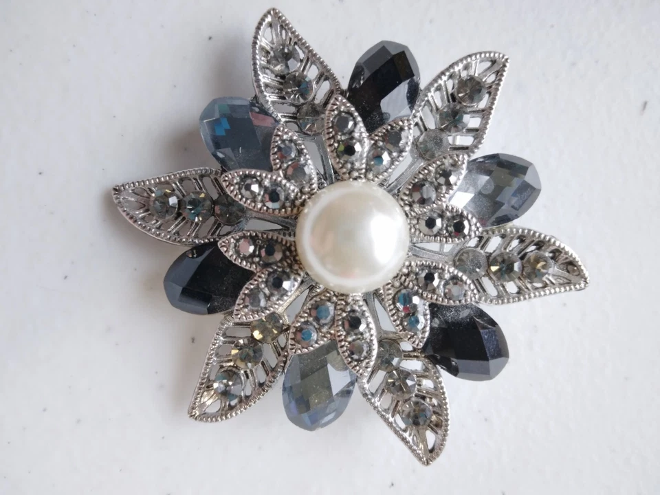 Broche Premier Designs pérolas noite fora tom prata flor gema lapela pingente - Imagem 3 de 4