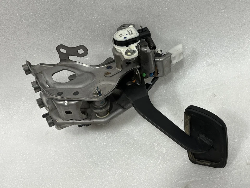 2013 2014 2015 2016 2017 2018 LEXUS ES300H PEDAL DE FRENO CON SENSOR Foto 2 de 4