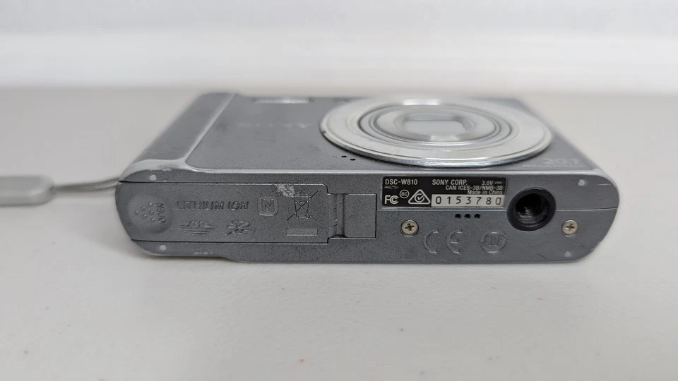 Sony DSC-W810 - Silver 20.1MP Compact Digital Camera - No Power -Spares & Repair - Image 4 of 4