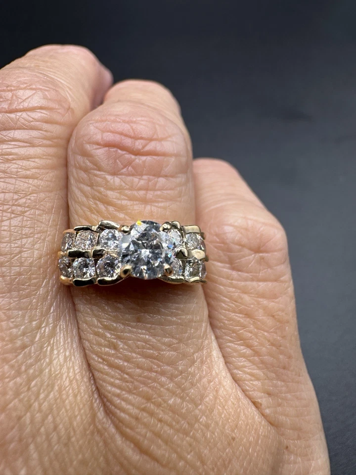 Anillo de oro amarillo y diamantes de 18 quilates. One Brilliant Round .55 quilates con TCW 1.33 Foto 2 de 4