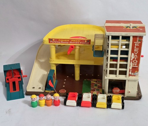 Vintage 70er Jahre Fisher Price Little People #930 Parkhaus mit 4 Autos 4 Personen