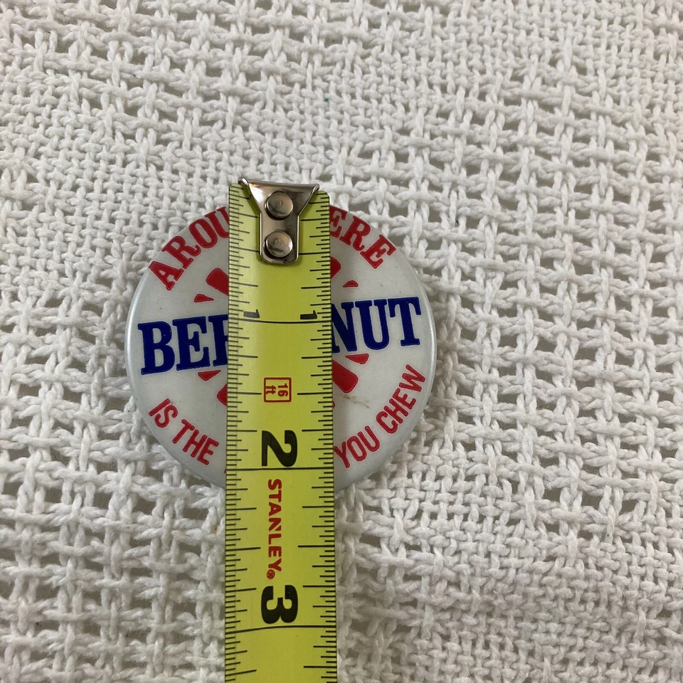 Prendedor de botón Around Here Beech-Nut Is the Tobacco You Chew de colección Foto 3 de 3