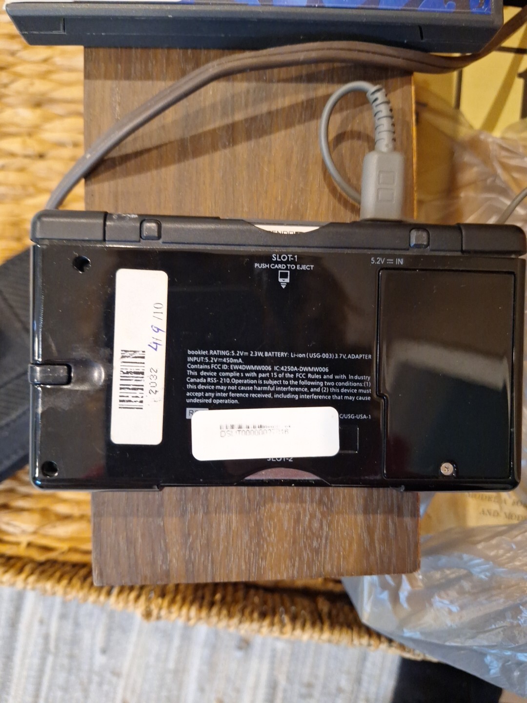 Nintendo DS Launch Edition Graphite VTG Includes 1 Game, Charger And Stylo Pen.