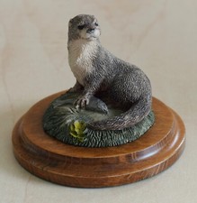 COUNTRY ARTISTS ENGLAND OTTER AND FISH ON GRASS ORNAMENT PLINTH RC AND CO 1984