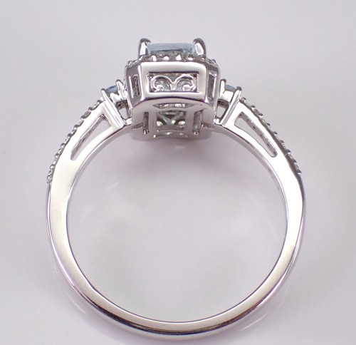 Anillo de compromiso de oro blanco con halo de aguamarina y diamantes talla esmeralda piedras preciosas acuáticas - Imagen 7 de 8