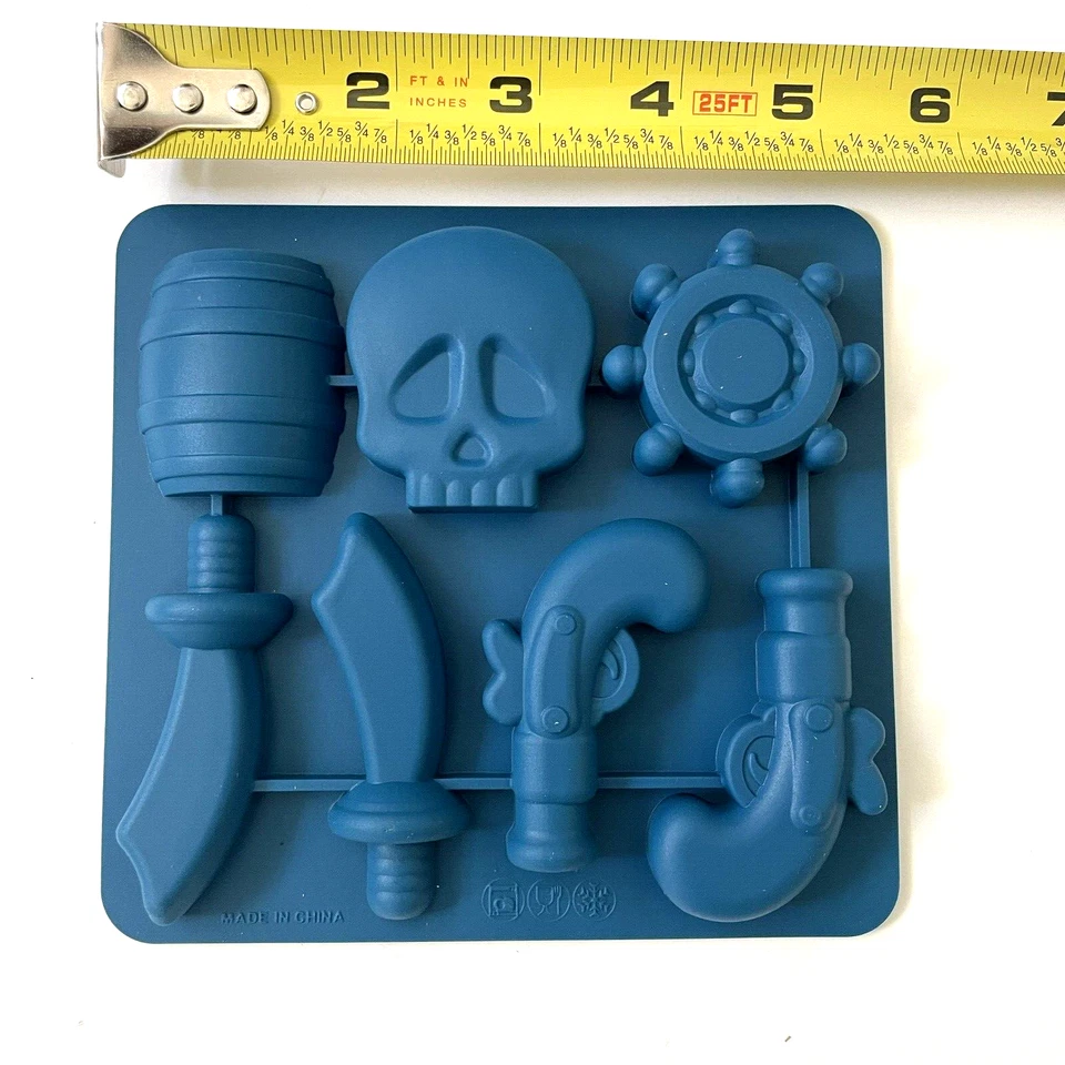 Lote de 3 cubitos de hielo y moldes de caramelo Kikkerland: silicona pirata, galáctica, bosque Foto 4 de 4