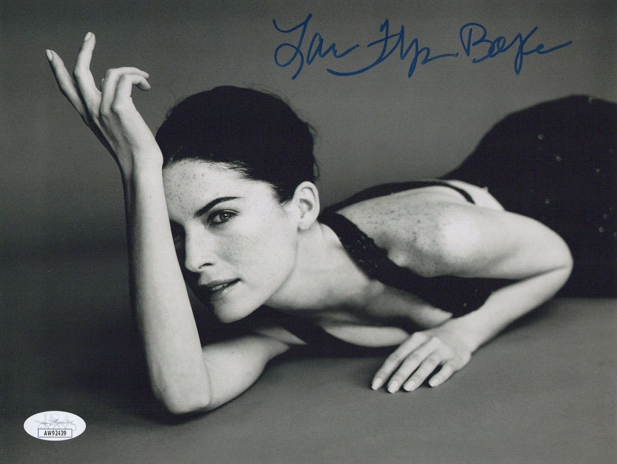LARA FLYNN BOYLE Signed MEN IN BLACK II 8x10 PHOTO Autograph