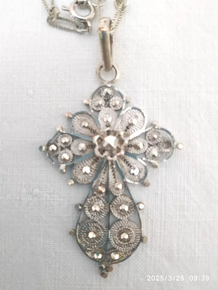 LUNGA COLLANA VINTAGE E CROCE IN FILIGRANA NO PUNZONI ARGENTO METALLO - Immagine 2 di 4
