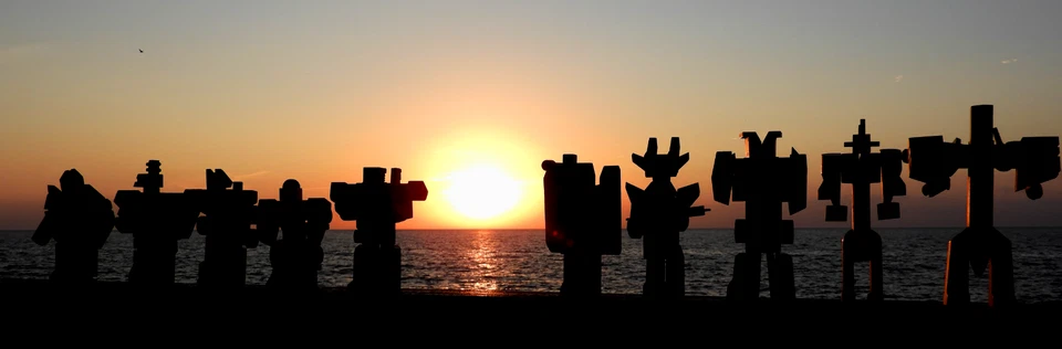 WooBot - Wooden Robot Transforms into a Bus - Image 4 of 4