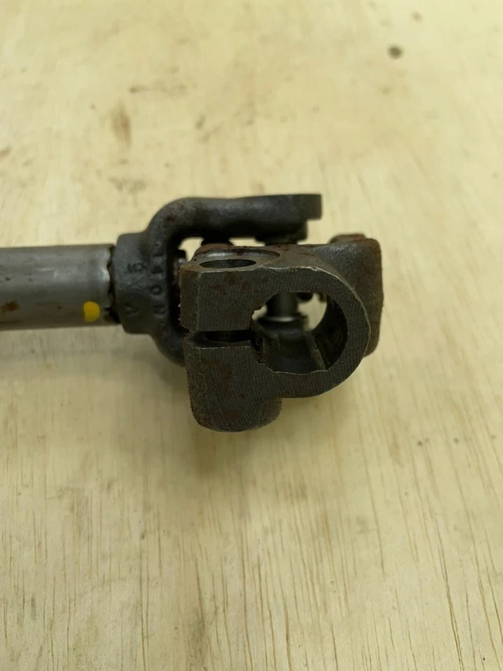 Eje de acoplamiento de engranaje de dirección intermedio GM OEM 97-05 Impala Monte Carlo Regal Foto 3 de 4