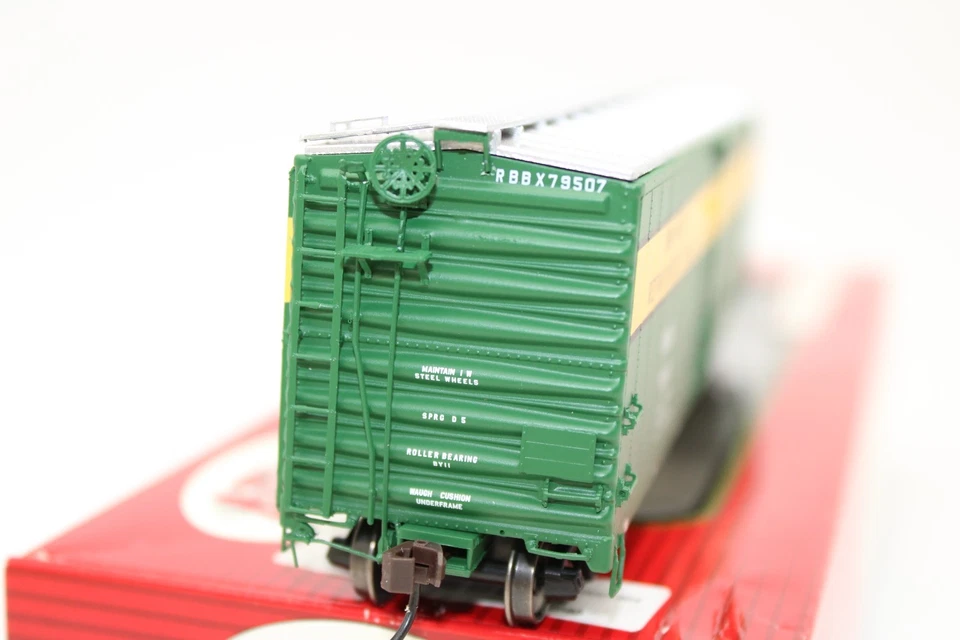 Atlas Master HO Scale RBBX Burlington Route 50' Plug Door Box Car #79507 - Image 3 of 4