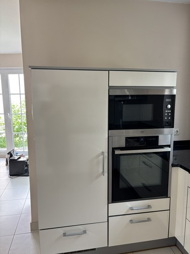 Komplette Einbauküche mit allen Geräten und Arbeitsflächen aus Granit. - Bild 3 von 7