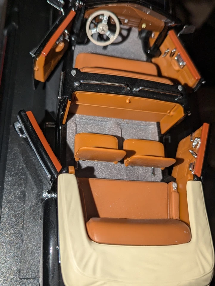 Road Signature 1/24 1/18 Cadillac V-16 Presidential Limo Diecast Model Boxed - Image 4 of 4