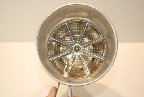 Vintage Foley Flour Sifter Squeeze Handle 1 Cup Aluminum Kitchenware - Picture 6 of 10