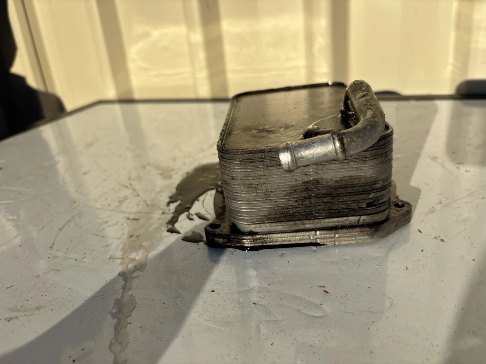 VW Amarok 3.0 Engine Oil Cooler ddxe - image 3 of 4